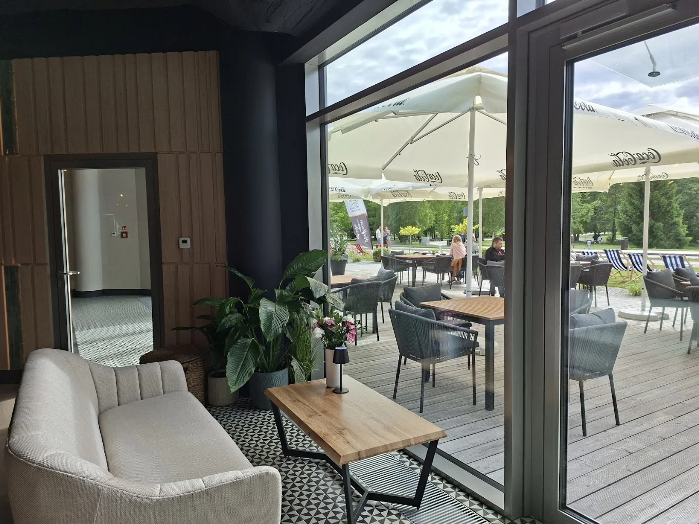 Restauracja Tatarak w Olsztynie w kompleksie Nad Zatoką - nowoczesna kuchnia polska, steki i dania sezonowe